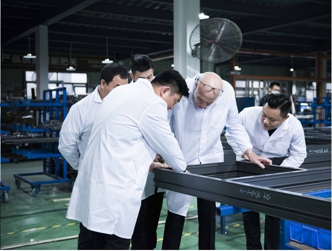 曾奎与研发团队探讨开云网页版工艺
